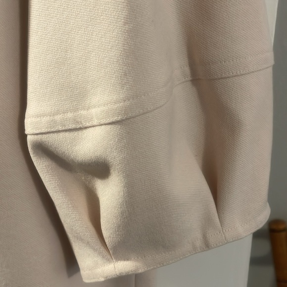 Club Monaco size large top in cream - Picture 3 of 8